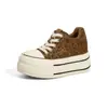 Tênis de lona com sola grossa feminino, novo modelo outono 2026, sapatos que aumentam a altura para mulheres baixinhas, tênis versáteis, sapatos esportivos e casuais