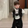 Nuevo Conjunto de Otoño 2026 para Niños: Chaleco de Manga Larga con Parches de Dibujos Animados Estilo Coreano para Niños, Falso Dos Piezas, con Pantalones Retro con Estilo