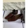 Mocassins femininos rasos, quadrados e elegantes, novos sapatos de couro versáteis e estilosos para outono e inverno, mocassins slip-on da moda
