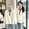 Top casual de manga larga estilo coreano, una pieza versátil para primavera y otoño, con un diseño dulce y preppy con un look de dos piezas falso y un cuello tipo polo.