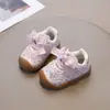 Nueva colección de otoño: Zapatos de bebé de suela blanda para niñas, con diseño de lunares, encaje de moda, un lazo y estilo de punta cerrada, que se asemejan a los zapatos de entrenamiento alemanes