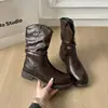 Botas plisadas de media pantorrilla estilo europeo y americano para mujer, nueva colección otoño/invierno 2026, tacón grueso, botas vaqueras versátiles, diseño de corte en V, efecto adelgazante, botas tipo Martin