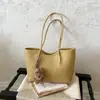 Colección de otoño 2026 transfronteriza: bolsas tipo tote elegantes y de gran capacidad, perfectas para que los estudiantes las usen para la escuela, ir al trabajo o como bolsos de hombro cotidianos