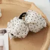 Exquisito Presilha de Cabelo de Malha Preta e Branca Contrastante, Elegante Presilha de Cabelo Plissada de Bolinhas Nuvens de Verão, Grampo de Cabelo para a Parte de Trás da Cabeça