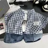 Conjunto de tres piezas de camisa de manga corta a cuadros para bebé niño, nuevo modelo verano 2026, ropa infantil para niños de un año, verano