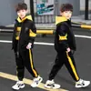 Conjunto Infantil para Meninos Outono Inverno 2026 Novo Estilo Menino Bonito Médio Grande Infantil Com Pelúcia Grossa Conjunto de Três Peças Tendência