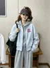 Otoño 2026 Nuevo Estilo Chaqueta Corta Bordada con Capucha de Dos Piezas Falsas para Mujer Estilo Coreano Casual Chaqueta de Béisbol para Mujeres Petites