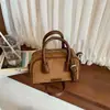 Bolso de mano cuadrado pequeño, moderno y único, estilo coreano, un bolso cruzado moderno y chic para mujer, nueva colección de otoño 2026, un bolso tipo bowling personalizado