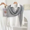 Cachecol triângulo de tricô com lantejoulas, cor sólida, vazado, xale multiuso, pode ser usado como uma capa nas costas com uma camisa, cachecol versátil de seda gelada
