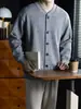 Jaqueta suéter de tricô masculina estilo americano, listrada, slim fit, de abotoamento simples, gola bomber, versátil, confortável, para outono e inverno
