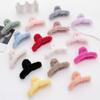 Colección de colores cruzados de peluche de Amazon Wind, pinza para sujetar el pelo con forma de tiburón, horquilla práctica para la parte posterior de la cabeza para mujer
