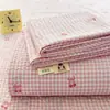 Novo estilo de algodão fofo Classe A gaze plissada gaze de camada dupla conjunto de lençóis de três peças para quarto de casa e dormitório de estudante lençol de cama de solteiro