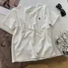 Camiseta gris de cuello redondo y manga corta para mujer, holgada, combinable, con bordados, para primavera y verano, con hombros descubiertos y base blanca.