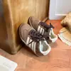 Zapatos de Felpa con Forro de Argán Estilo Coreano para Niños 2026 Otoño/Invierno Nuevos Zapatos Casuales para Niñas Zapatillas de Tabla Versátiles con Estampado de Leopardo para Niños Germanas de Entrenamiento