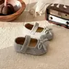 Sapatos de lã estilo francês para meninas 2026 outono e inverno novos sapatos infantis cinza peludos sapatos Mary Jane planos com laço