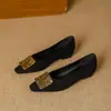 Sapatos femininos com fivelas quadradas de metal, novos sapatos rasos de camurça estilo francês com bico quadrado, salto médio grosso, leves, para calçar sem cadarços, para primavera e outono