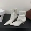 Elegantes botas blancas ajustadas 2026, botines de tacón alto de charol con hebilla de strass, botines cortos modernos y de moda