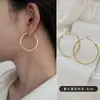 Brincos de argola grandes e redondos, luxuosos e acessíveis, inspirados em Hong Kong, Europa e Estados Unidos. Nova tendência de brincos elegantes e sofisticados para mulheres em 2024.