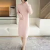 Suéter de cuello alto de longitud media para mujer Otoño e Invierno 2025 Vestido suéter de lana Nuevo vestido de punto engrosado