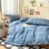 Conjunto simples de quatro peças em algodão puro, lençol e capa de edredom espessados, lavável à máquina, adequado para dormitórios estudantis, conjunto 100% algodão, venda direta no atacado do fabricante