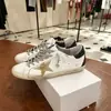 Nuevas zapatillas de mujer 2024 con patrón de estrellas desgastado, hechas de cuero genuino, con un aspecto retro ligeramente usado, versátiles para uso casual y deportivo, de corte bajo y suela plana