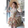 Vestido Feminino de Verão para Praia com Alças Finas Floral Exquisito Francês Pura Desejo Temperamento Cintura Marcada Saia Curta Evasê