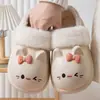Nuevas pantuflas de cuero con textura, antideslizantes, impermeables y forradas de felpa para mujer, otoño e invierno 2026, adecuadas para usar en interiores en otoño e invierno, y diseñadas para parejas para mantenerse calientes