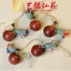 Sándalo Morado Manzana con Borlas Cortas de Colores Combinado con una Cadena para Teléfono Marca Nafu y un Encanto de Bolsa de Frutas Art Ming Xian Yuan Ping an