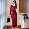 Conjunto de vestido estilo Chanel vermelho para mulheres, elegante e justo ao corpo, conjunto de saia de malha de duas peças para o inverno