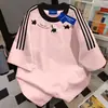 Camiseta Retro Color Blocking de Três Listras Estilo Coreano Manga Curta Verão 2025 Solta Casual Tendência Versátil Top Ins