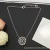 Collar Cruzado Chanel Doble C Nueva Colección, Auténtico con Etiquetas, Alta Calidad, Venta al por Mayor con Descuentos por Cantidad, Directo del Fabricante