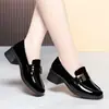 Sapatos de Couro Femininos para Dropshipping Mocassins de Couro Macio Corte Profundo Peça Única Sapatos de Duas Vias para Primavera e Outono Sapatos Pretos para Mães de Meia-Idade Sola Macia