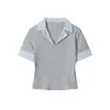 Heyhenry 2026 Nova Camiseta de Verão Estilo College Gola V Manga Curta Feminina Camisa Polo Falsa de Duas Peças Top de Ombro Direito