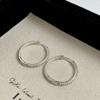 Artículos Populares Transfronterizos Europeos y Americanos: Pendientes Ins de Estilo Minimalista Completamente Incrustados de Diamantes Brillantes, Fondo Blanco de Moda, Exquisita Joyería para Orejas Transfronteriza de Lujo Ligero