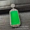 Pingente de Jade Gelo de Alta Qualidade com um Colar com Pingente de Jade Verde da Paz, Apresentando um Design Simples e Elegante com um Pingente Totalmente Incrustado de Verde