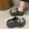 Zuecos de diseño floral con suela gruesa para mujer, sandalias de punta cerrada, nuevas de moda de verano antideslizantes 2026 estilo playa con aumento de altura