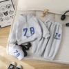Conjunto de Inverno Infantil para Meninos Lindo Duas Peças Tendência 2025 Novo Conjunto de Moletom Esportivo de Veludo para Meninos com Bolsa Grátis