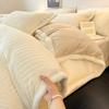 Juego de Cuatro Piezas de Terciopelo de Leche Tallado Clase A Nuevo Invierno 2025 Funda de Edredón Gruesa de Gama Alta Sábana de Cama de Terciopelo Coral Ropa de Cama 3