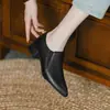 Sapatos femininos de salto médio preto de um passo, salto grosso retrô, boca profunda, bico fino, para trabalho, novos lançamentos outono 2026, sapatos pequenos de couro