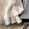 Foto real de um top regata de chiffon plissado de alta qualidade com amarração no pescoço para mulheres, novo estilo outono 2026, top estiloso de manga longa