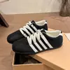 Tênis femininos estilo balé, novos sapatos populares versáteis para primavera e outono de 2026, sapatos femininos de sola macia, tênis leves retrô