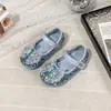 Moda Verano 2026 Niñas Bailarinas con Lazo de Pedrería Estilo Coreano Flor Princesa Suela Suave Zapatos de Piel para Niños