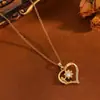 Elegante Versátil Colgante de Cobre Forma de Corazón Joyería Dulce Flor Hueca Corazón de Melocotón Concha Blanca Incrustada Diamante Clip de Oreja Set de Collar para Mujeres