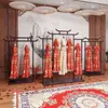 Soporte de Exhibición Hanfu de Moda, Nuevo Estante de Estilo Chino, Soporte de Exhibición Xiuhe de Arte de Hierro Estilo Antiguo, Estante de Estilo Vintage, Soporte para Vestido de Novia y Qipao