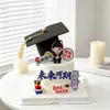 Decoración para Pastel Temporada de Graduación 2026 Goma Suave Birrete de Doctor Niño Niña Cabalgando la Ola de la Vida con un Futuro Brillante Topper Insert