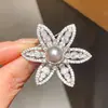 Princesa Peixinho Colorida~Broche Flor de Zircônia com Pérola de Luz Fluida para Mulheres, Broche de Estilo Luxo Leve de Alta Qualidade, Acessório de Roupa