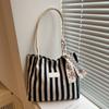Bolsa de Hombro Individual de Gran Capacidad, Bolso Tote de Mano, Moda Casual Rayada Simple, Artística Retro, Elegante, Nuevo para Verano 2026