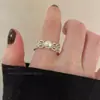 Anillo delgado hueco de café dorado vintage desgastado de nuevo lanzamiento de primavera con un toque de alta gama, accesorio de anillo abierto de perlas apilable