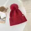 Chapéu de Tricô com Bola de Pelo Estilo Igual ao da Jovem Xinzilei para Mulheres no Outono e Inverno Chapéu Quente de Lã Chapéu de Algodão Bege