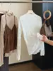 Camisa base de renda fina, levemente transparente, com recortes e gola alta parcial para mulheres, novo estilo de outono, modeladora, versátil e elegante para usar em camadas.